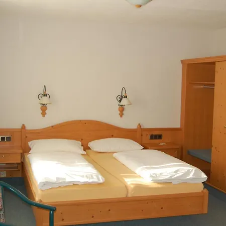 Gruener Baum ホテル 3*